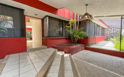 Casa de una sola planta con 5 recámaras y 533 m2 de terreno al Norte de Cuernavaca | $5,900,000