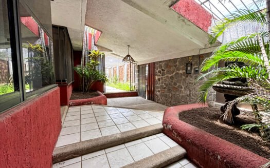 Casa de una sola planta con 5 recámaras y 533 m2 de terreno al Norte de Cuernavaca | $5,900,000
