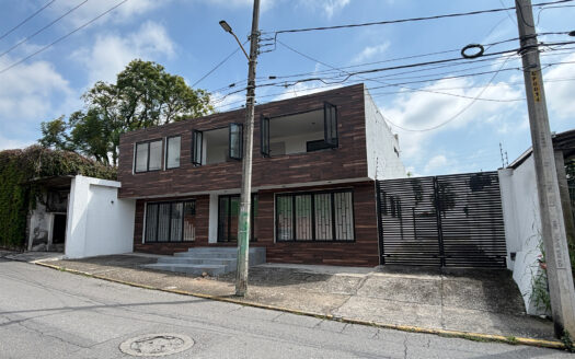 EDIFICIO COMERCIAL SOBRE AV SAN JUAN EN COLONIA CHAPULTEPEC, CUERNAVACA MORELOS.