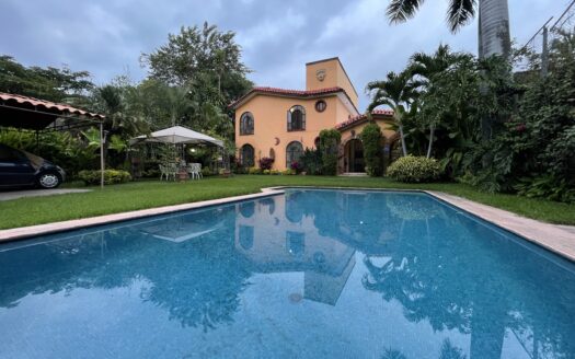 Amplia casa con alberca y jardín en Lomas de Cuernavaca