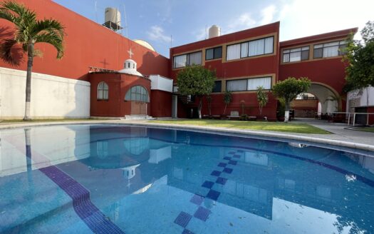 CASA/HOTEL SOBRE AV SUBIDA A CHALMA EN CUERNAVACA MORELOS