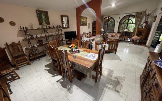 Amplia casa con alberca y jardín en Lomas de Cuernavaca