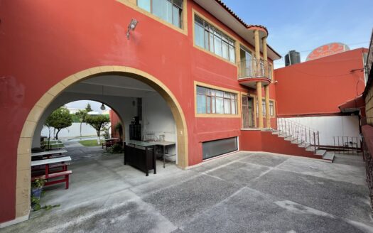 CASA/HOTEL SOBRE AV SUBIDA A CHALMA EN CUERNAVACA MORELOS