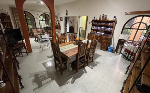 Amplia casa con alberca y jardín en Lomas de Cuernavaca