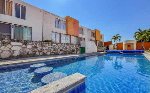 CASA EN ESQUINA CON ALBERCA EN FRACCIONAMIENTO LAS PALMAS, XOCHITEPEC MORELOS