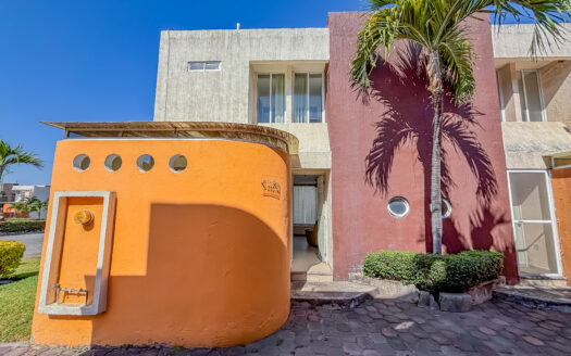 CASA EN ESQUINA CON ALBERCA EN FRACCIONAMIENTO LAS PALMAS, XOCHITEPEC MORELOS
