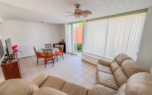 CASA EN ESQUINA CON ALBERCA EN FRACCIONAMIENTO LAS PALMAS, XOCHITEPEC MORELOS