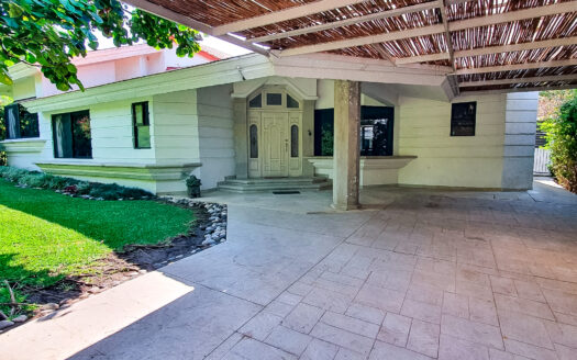 CASA DE UN NIVEL CON ALBERCA Y BUNGALOW INDEPENDIENTE EN CONDOMINIO EN YAUTEPEC