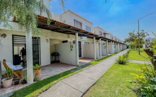 CASA CON ALBERCA Y AMENIDADES DEPORTIVAS EN CONJUNTO REAL SANTA FE II