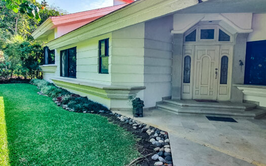 CASA DE UN NIVEL CON ALBERCA Y BUNGALOW INDEPENDIENTE EN CONDOMINIO EN YAUTEPEC