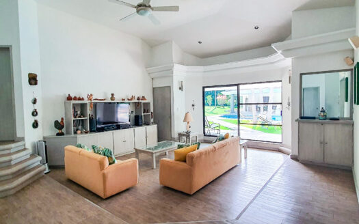 CASA DE UN NIVEL CON ALBERCA Y BUNGALOW INDEPENDIENTE EN CONDOMINIO EN YAUTEPEC