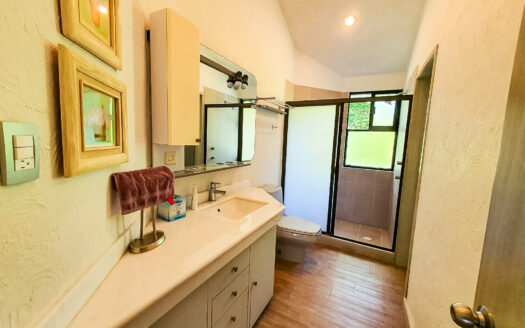 CASA DE UN NIVEL CON ALBERCA Y BUNGALOW INDEPENDIENTE EN CONDOMINIO EN YAUTEPEC