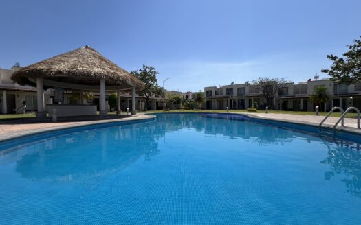 CASA CON ALBERCA Y AMENIDADES DEPORTIVAS EN CONJUNTO REAL SANTA FE II