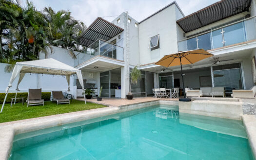 CASA CON ALBERCA, JARDÍN Y ESPACIOS PARA CONVIVIR EN BURGOS BUGAMBILIAS