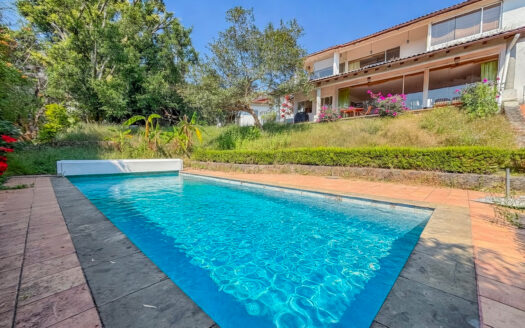 CASA CON BUNGALÓ INDEPENDIENTE Y ALBERCA EN AHUATEPEC, CUERNAVACA