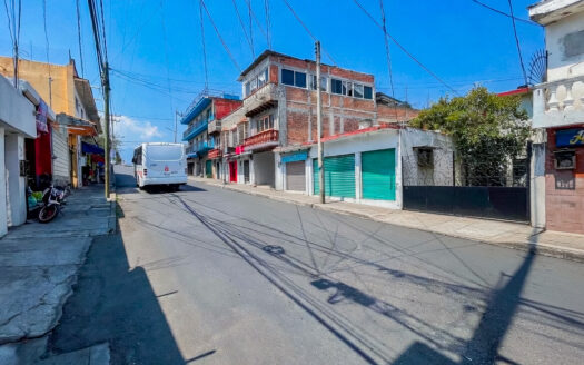 PROPIEDAD CON LOCALES, 2 DEPARTAMENTOS Y UN CONSULTORIO EN ALTAVISTA, CUERNAVACA.