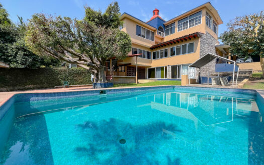 CASA CON ALBERCA Y SALA DE JUEGOS EN LOMAS DE CUERNAVACA