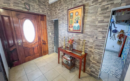 CASA DE 3 HABITACIONES EN UNA SOLA PLANTA, EN EL CENTRO DE JOJUTLA, MORELOS