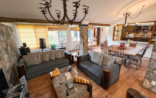 CASA CON ALBERCA Y SALA DE JUEGOS EN LOMAS DE CUERNAVACA