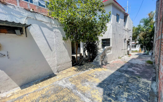 PROPIEDAD CON LOCALES, 2 DEPARTAMENTOS Y UN CONSULTORIO EN ALTAVISTA, CUERNAVACA.