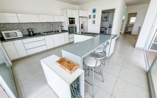 CASA CON ALBERCA, JARDÍN Y ESPACIOS PARA CONVIVIR EN BURGOS BUGAMBILIAS