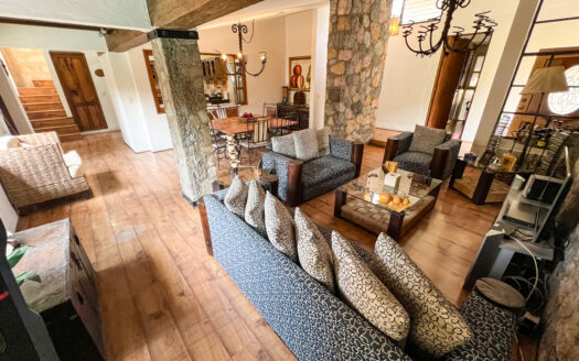 CASA CON ALBERCA Y SALA DE JUEGOS EN LOMAS DE CUERNAVACA