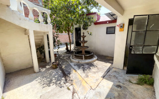 PROPIEDAD CON LOCALES, 2 DEPARTAMENTOS Y UN CONSULTORIO EN ALTAVISTA, CUERNAVACA.