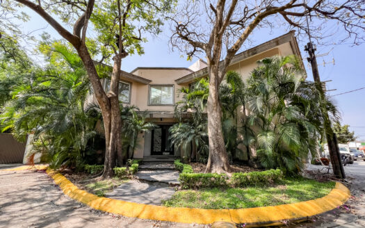 CASA DE ESTILO MODERNO CON SALA DE CINE Y JACUZZI EN EL JARDÍN