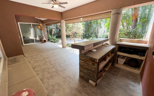 CASA DE ESTILO MODERNO CON SALA DE CINE Y JACUZZI EN EL JARDÍN