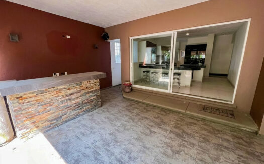 CASA DE ESTILO MODERNO CON SALA DE CINE Y JACUZZI EN EL JARDÍN
