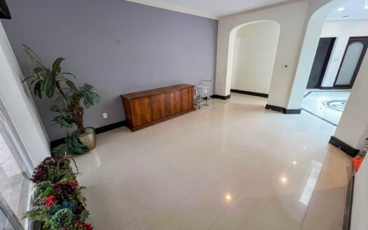 CASA DE ESTILO MODERNO CON SALA DE CINE Y JACUZZI EN EL JARDÍN