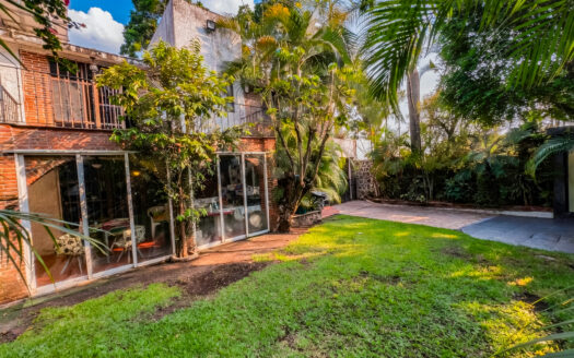 CASA CON JARDÍN Y JACUZZI PARA 8 PERSONAS