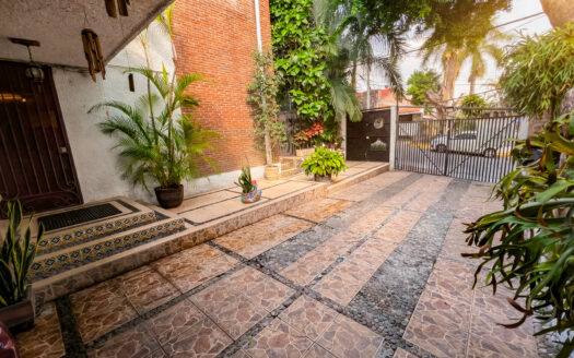 CASA CON JARDÍN Y JACUZZI PARA 8 PERSONAS