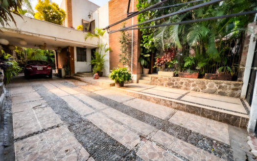 CASA CON JARDÍN Y JACUZZI PARA 8 PERSONAS