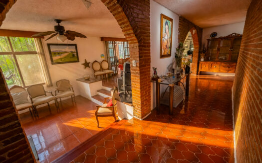 CASA CON JARDÍN Y JACUZZI PARA 8 PERSONAS