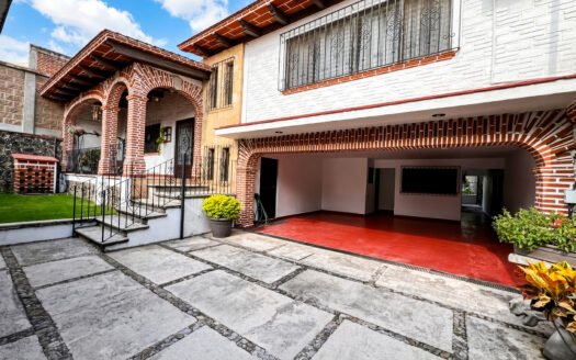 CASA ESTILO COLONIAL DE UN NIVEL
