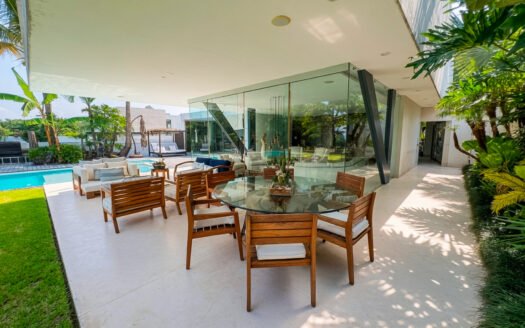 RESIDENCIA EN FRACCIONAMIENTO CERRADO DE LUJO