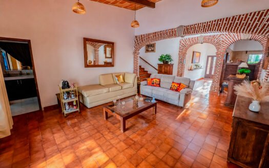CASA ESTILO COLONIAL DE UN NIVEL