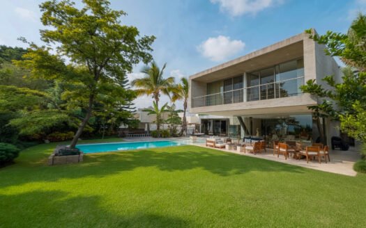 RESIDENCIA EN FRACCIONAMIENTO CERRADO DE LUJO