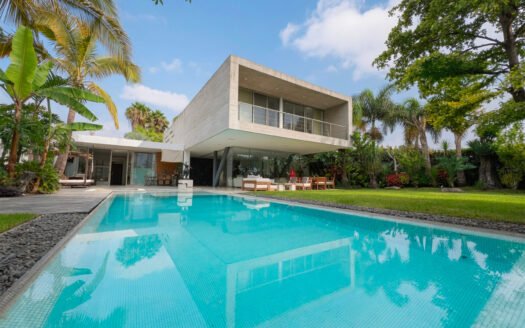 RESIDENCIA EN FRACCIONAMIENTO CERRADO DE LUJO