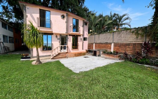 CASA DE 3 RECÁMARAS CON ALBERCA Y GRAN JARDÍN COMÚN EN LOMAS DE CUERNAVACA