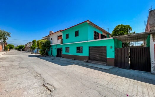 CASA CON LOCAL COMERCIAL Y 2 DEPARTAMENTOS INDEPENDIENTES