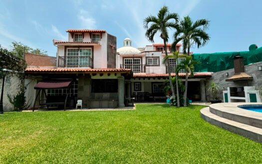 CASA CON ALBERCA EN FRACCIONAMIENTO CERCA DE PLAZA AVERANDA EN CUERNAVACA.