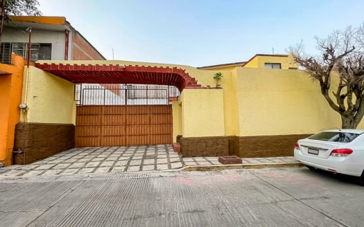 CASA CON ALBERCA A 5 MIN DE AVERANDA Y GALERÍAS