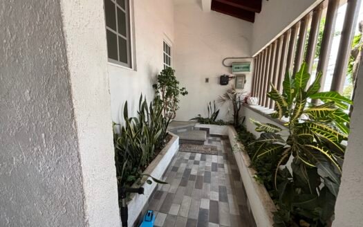 CASA CON ALBERCA EN FRACCIONAMIENTO CERCA DE PLAZA AVERANDA EN CUERNAVACA.