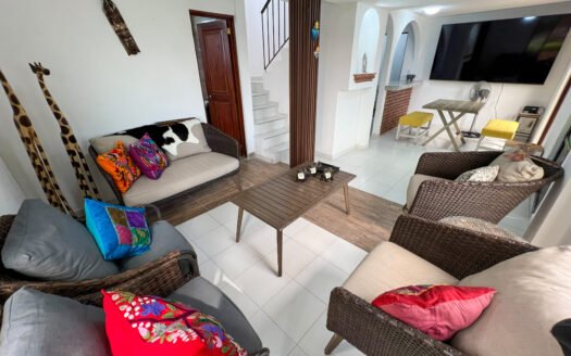 CASA DE 3 RECÁMARAS CON ALBERCA Y GRAN JARDÍN COMÚN EN LOMAS DE CUERNAVACA