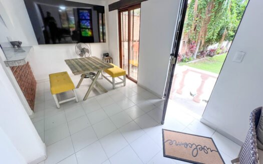 CASA DE 3 RECÁMARAS CON ALBERCA Y GRAN JARDÍN COMÚN EN LOMAS DE CUERNAVACA