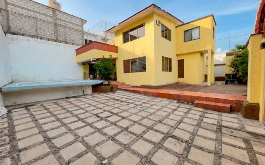 CASA CON ALBERCA A 5 MIN DE AVERANDA Y GALERÍAS