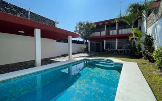 Casa con alberca y bungalow independiente a una cuadra de Plan de Ayala