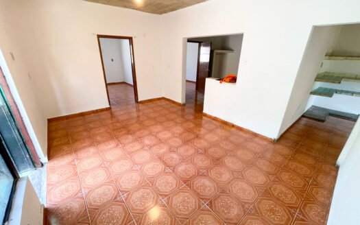 CASA CON LOCAL COMERCIAL Y 2 DEPARTAMENTOS INDEPENDIENTES
